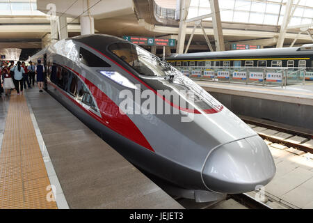 (170626)--Peking, 26. Juni 2017 (Xinhua)--Foto am 26. Juni 2017 zeigt die Chinas neuen Hochgeschwindigkeitszug "Fuxing" in Beijing South Railway Station in Peking, Hauptstadt von China. Chinas nächste Generation Bullet-Train "Fuxing" debütierte auf der Beijing-Shanghai Linie am Montag. Ein CR400AF Modell ging um 11:05 für Shanghai Beijing South Railway Station. Zur gleichen Zeit das CR400BF Modell links Shanghai Hongqiao Railway Station für Peking. Die neuen Hochgeschwindigkeitszüge, auch bekannt als elektrische Triebzüge (EMU), rühmen Spitzengeschwindigkeiten von 400 Kilometer, eine Stunde und eine konstante Geschwindigkeit von 350 Kilometern Stockfoto