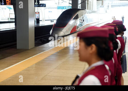 (170626)--Peking, 26. Juni 2017 (Xinhua)--Foto am 26. Juni 2017 zeigt die Chinas neuen Hochgeschwindigkeitszug "Fuxing' Ankunft auf der Plattform von Peking Südbahnhof in Peking, Hauptstadt von China. Chinas nächste Generation Bullet-Train "Fuxing" debütierte auf der Beijing-Shanghai Linie am Montag. Ein CR400AF Modell ging um 11:05 für Shanghai Beijing South Railway Station. Zur gleichen Zeit das CR400BF Modell links Shanghai Hongqiao Railway Station für Peking. Die neuen Hochgeschwindigkeitszüge, auch bekannt als elektrische Triebzüge (EMU), rühmen Spitzengeschwindigkeiten von 400 Kilometer, eine Stunde und eine konsequente Stockfoto