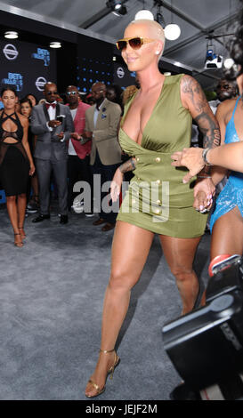 Los Angeles, USA. 25. Juni 2017. Amber Rose. 2017 BET Awards auf der Microsoft-Square in Los Angeles statt. Bildnachweis: Birdie Thompson/AdMedia/ZUMA Draht/Alamy Live-Nachrichten Stockfoto