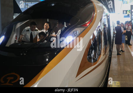 (170626)--SHANGHAI, 26. Juni 2017 (Xinhua)--Personal Arbeit im Cockpit des "Fuxing" G124 Zug die Blätter von Shanghai Hongqiao Railway Station für Peking, östlich von China, 26. Juni 2017. Chinas nächste Generation Bullet-Train "Fuxing" debütierte auf der Beijing-Shanghai Linie am Montag. Ein CR400AF Modell ging um 11:05 für Shanghai Beijing South Railway Station. Zur gleichen Zeit das CR400BF Modell links Shanghai Hongqiao Railway Station für Peking. Die neuen Hochgeschwindigkeitszüge, auch bekannt als elektrische Triebzüge (EMU), rühmen Spitzengeschwindigkeiten von 400 Kilometer, eine Stunde und eine konstante Geschwindigkeit von 350 k Stockfoto