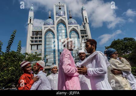 Kolkata, Indian state West Bengal. 26. Juni 2017. Indischen muslimischen Gläubigen grüßen einander nach Eid al-Fitr Gebet in Kalkutta, Hauptstadt des östlichen indischen Bundesstaat Westbengalen, am 26. Juni 2017 bietet. Bildnachweis: Xinhua Foto/Tumpa Mondal/Xinhua/Alamy Live-Nachrichten Stockfoto