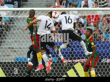 Deutschlands Antonio Ruediger (R) und Emre Can kämpfen gegen Kamerun Vincent Aboubakar (L) während des Confederations Cup Vorrunde Gruppe B-Spiels zwischen Deutschland und Kamerun im Fisht Stadion in Sotschi, Russland, 25. Juni 2017. Foto: Christian Charisius/dpa Stockfoto