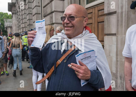 24. Juni 2017 - London, UK - London, UK. 24. September 2017. Eine EDL-Demonstrant hält die Polizei Ankündigung mit Auflagen auf der EDL unter Ziffer 12 und 14 des Gesetzes über öffentliche Ordnung, 1986, für Fotografen vor dem ausgehen Pub auf Whitehall. Spätere Polizei begleitet eine Gruppe von rund 40 zum Charing Kreuz und unten ein Backstreet an der Böschung, wo sie waren, eine Rallye zu halten. Früheren Polizei zog mehrere hundert antifaschistische KostenzählerProtestierendern organisiert von UAF von ihrer Route auf einen separaten Bereich der Böschung eine kurze Strecke entfernt, wo sie weiterhin Noi protestieren Stockfoto