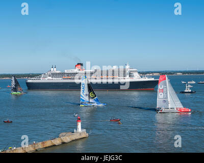 St Nazaire, Frankreich. 25. Juni 2017. Saint-Nazaire (Nordwest-Frankreich), auf 2017/06/25: The Bridge 2017, eine transatlantische Rennen von Saint-Nazaire nach New York zwischen dem Kreuzfahrtschiff Queen Mary 2 und vier Trimarane, "Sodebo" (Thomas Coville), "Idec" (Francis Joyon), "Macif" (Fran Ois Gabart) und "Actual" (Yves le BlŽvec) beginnen. Diese Regatta wurde organisiert, um den hundertsten Jahrestag der ersten Ankunft der amerikanischen Truppen an den französischen Küsten im Juni 1917 zu gedenken. Bildnachweis: Andia/Alamy Live-Nachrichten Stockfoto