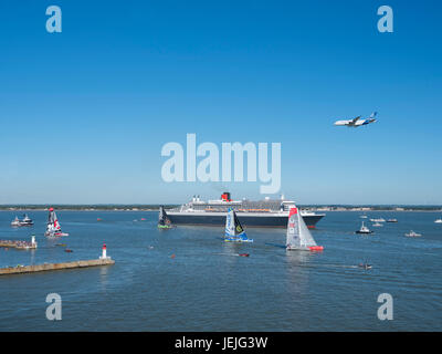 St Nazaire, Frankreich. 25. Juni 2017. Saint-Nazaire (Nordwest-Frankreich), auf 2017/06/25: The Bridge 2017, eine transatlantische Rennen von Saint-Nazaire nach New York zwischen dem Kreuzfahrtschiff Queen Mary 2 und vier Trimarane, "Sodebo" (Thomas Coville), "Idec" (Francis Joyon), "Macif" (Fran Ois Gabart) und "Actual" (Yves le BlŽvec) beginnen. Diese Regatta wurde organisiert, um den hundertsten Jahrestag der ersten Ankunft der amerikanischen Truppen an den französischen Küsten im Juni 1917 zu gedenken. Bildnachweis: Andia/Alamy Live-Nachrichten Stockfoto