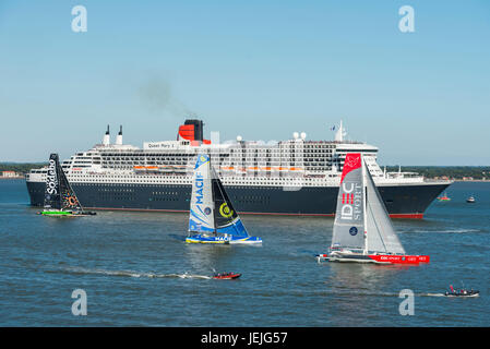 St Nazaire, Frankreich. 25. Juni 2017. Saint-Nazaire (Nordwest-Frankreich), auf 2017/06/25: The Bridge 2017, eine transatlantische Rennen von Saint-Nazaire nach New York zwischen dem Kreuzfahrtschiff Queen Mary 2 und vier Trimarane, "Sodebo" (Thomas Coville), "Idec" (Francis Joyon), "Macif" (Fran Ois Gabart) und "Actual" (Yves le BlŽvec) beginnen. Diese Regatta wurde organisiert, um den hundertsten Jahrestag der ersten Ankunft der amerikanischen Truppen an den französischen Küsten im Juni 1917 zu gedenken. Bildnachweis: Andia/Alamy Live-Nachrichten Stockfoto