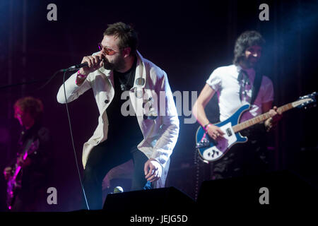 Prag, Tschechische Republik. 24. Juni 2017. Britische Band Kasabian mit Sänger Tom Meighan (Mitte) während der zweitägigen Musikfestival Prag Metronom in Prag, Tschechische Republik, am 23. Juni 2017 durchführen. Bildnachweis: Michal Kamaryt/CTK Foto/Alamy Live-Nachrichten Stockfoto