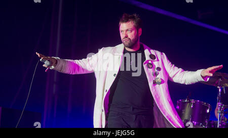 Prag, Tschechische Republik. 24. Juni 2017. Britische Band Kasabian mit Sänger Tom Meighan führen während der zweitägigen Musikfestival Prag Metronom in Prag, Tschechische Republik, am 23. Juni 2017. Bildnachweis: Michal Kamaryt/CTK Foto/Alamy Live-Nachrichten Stockfoto