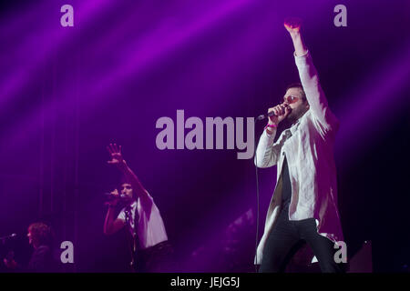 Prag, Tschechische Republik. 24. Juni 2017. Britische Band Kasabian mit Sänger Tom Meighan (rechts) während der zweitägigen Musikfestival Prag Metronom in Prag, Tschechische Republik, am 23. Juni 2017 durchführen. Bildnachweis: Michal Kamaryt/CTK Foto/Alamy Live-Nachrichten Stockfoto