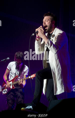 Prag, Tschechische Republik. 24. Juni 2017. Britische Band Kasabian mit Sänger Tom Meighan (rechts) während der zweitägigen Musikfestival Prag Metronom in Prag, Tschechische Republik, am 23. Juni 2017 durchführen. Bildnachweis: Michal Kamaryt/CTK Foto/Alamy Live-Nachrichten Stockfoto