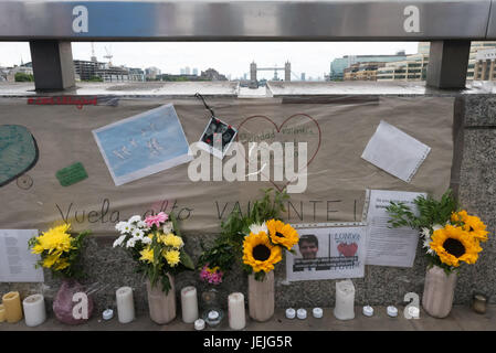 London, UK. 24. Juni 2017. London, UK. 24. September 2017. Tribute und Blumen erinnern an der London Bridge Angriff getöteten bleiben auf der Londoner Brücke und an seinem südlichen Ende. Die meisten Blumen sind nun verblasst. Peter Marshall ImagesLive Credit: Peter Marshall/ImagesLive/ZUMA Draht/Alamy Live-Nachrichten Stockfoto