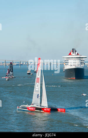 St Nazaire, Frankreich. 25. Juni 2017. Saint-Nazaire (Nordwest-Frankreich), auf 2017/06/25: The Bridge 2017, eine transatlantische Rennen von Saint-Nazaire nach New York zwischen dem Kreuzfahrtschiff Queen Mary 2 und vier Trimarane, "Sodebo" (Thomas Coville), "Idec" (Francis Joyon), "Macif" (Fran Ois Gabart) und "Actual" (Yves le BlŽvec) beginnen. Diese Regatta wurde organisiert, um den hundertsten Jahrestag der ersten Ankunft der amerikanischen Truppen an den französischen Küsten im Juni 1917 zu gedenken. Bildnachweis: Andia/Alamy Live-Nachrichten Stockfoto