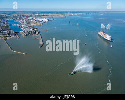 St Nazaire, Frankreich. 25. Juni 2017. Saint-Nazaire (Nordwest-Frankreich), auf 2017/06/25: The Bridge 2017, eine transatlantische Rennen von Saint-Nazaire nach New York zwischen dem Kreuzfahrtschiff Queen Mary 2 und vier Trimarane, "Sodebo" (Thomas Coville), "Idec" (Francis Joyon), "Macif" (Fran Ois Gabart) und "Actual" (Yves le BlŽvec) beginnen. Diese Regatta wurde organisiert, um den hundertsten Jahrestag der ersten Ankunft der amerikanischen Truppen an den französischen Küsten im Juni 1917 zu gedenken. Bildnachweis: Andia/Alamy Live-Nachrichten Stockfoto