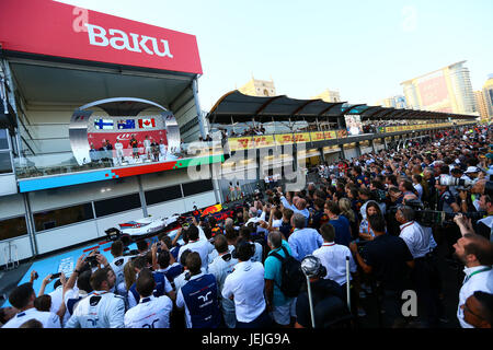 Baku, Aserbaidschan. 25. Juni 2017. Drei Erstplatzierten, Daniel Ricciardo Australiens und Red Bull Racing, Valtteri Bottas Finnlands und Mercedes GP und Lance Stroll der Kanada und Williams mit Pierre Wache, Chefingenieur des Performance Engineering bei Red Bull Racing auf dem Podium während der Aserbaidschan Formula One Grand Prix in Baku Stadtkurs am 25. Juni 2017 in Baku, Aserbaidschan. Bildnachweis: Aziz Karimow/Alamy Live-Nachrichten Stockfoto