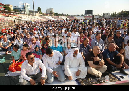 Bukarest, Rumänien. 25 Juni, 2017 Muslime feiern Eid al-Fitr, das Ende des Monats Ramadan markiert, auf das Dinamo-stadion. Credit: Gabriel petrescu/alamy leben Nachrichten Stockfoto