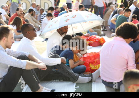 Bukarest, Rumänien. 25 Juni, 2017 Muslime feiern Eid al-Fitr, das Ende des Monats Ramadan markiert, auf das Dinamo-stadion. Credit: Gabriel petrescu/alamy leben Nachrichten Stockfoto