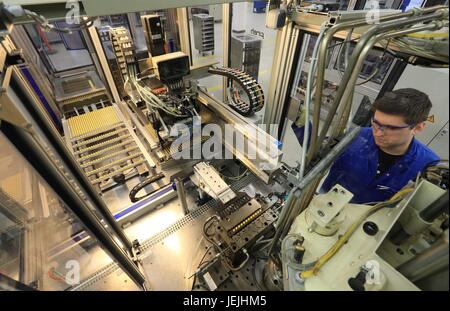 Zündgeräte für Airbags sind produziert auf einer Fertigungslinie bei Takata Zündung Systems GmbH in Schoenebeck, Deutschland, 17. April 2014. Das japanische Unternehmen Takata Corporation in Tokio übernahm die Position im Jahr 2012. Das Unternehmen, das Beifahrer-Sicherheitssystemen herstellt verfügt über Standorte in 20 Ländern und beschäftigt mehr als 36.000 Menschen. 72 Mitarbeiter in Schoenebeck produzieren in erster Linie Zündgeräte für Airbags. Foto: JENS WOLF/Dpa | weltweite Nutzung Stockfoto