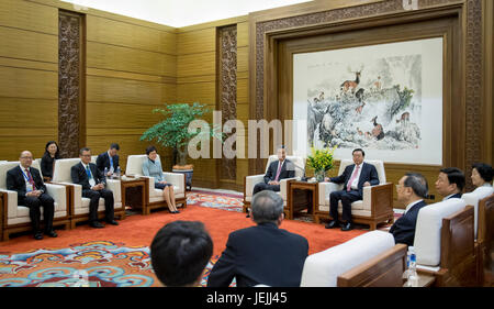 (170626)--Peking, 26. Juni 2017 (Xinhua)--Zhang Dejiang, Vorsitzender des ständigen Ausschusses des nationalen Volkskongresses und Mitglied des ständigen Ausschusses des Politbüros des Zentralkomitees der kommunistischen Partei von China (CPC), trifft sich mit Hong Kong Hauptgeschäftsführer Leung Chun-Ying und Lam Cheng Yuet-Ngor, wer am 1. Juli ihr Amt als neuer Chief Executive antreten wird , vor einer feierlichen Eröffnung einer Ausstellung, die Profilierung der Errungenschaften in Hongkong seit seiner Rückkehr in die Heimat in 1997, im Nationalmuseum in Peking, Hauptstadt von China, 26. Juni 2017. (Xinhua/Li Xu Stockfoto