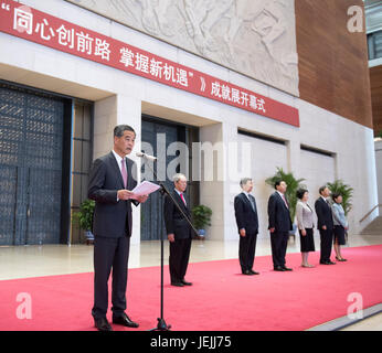 (170626)--Peking, 26. Juni 2017 (Xinhua)--Leung Chun-Ying, stellvertretender Vorsitzender des 12. Nationalkomitees der chinesischen politischen Beratenden Konferenz (CPPCC) sowie Hauptgeschäftsführer von Hong Kong Special Administrative Region, befasst sich mit der Eröffnung der Ausstellung profiling die Errungenschaften in Hongkong seit seiner Rückkehr in die Heimat in 1997, im Nationalmuseum in Peking, Hauptstadt von China , 26. Juni 2017. Zhang Dejiang, Vorsitzender des ständigen Ausschusses des nationalen Volkskongresses und Mitglied des ständigen Ausschusses des Politbüros der Stockfoto