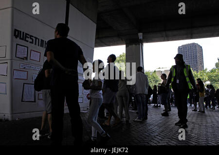 London, UK. 25. Juni 2017.    Anwohner sammeln mit einem Konzert heute in der Nähe von dem Ort der Katastrophe. Nach The Grenfell Tower Block Feuer Katastrophe zeigt das Gebäude durch einen Brand zerstört, am 14. Juni 2017 Credit: reiche Bowen/Alamy Live News Stockfoto