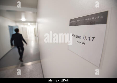 Hamburg, Deutschland. 26. Juni 2017. Ein Gerichtsvollzieher stehen in einem Raum von der G20 Vorposten des Bezirksgerichts in Hamburg, Germany, 26. Juni 2017. Der Außenposten wurde aus Containern hastig vor der G20-zentrale Gefangene Aufbewahrungsort in Hamburg-Harburg. Für 24 Stunden werden acht Richtern und drei Mitarbeiter aktiv in die Verurteilung politischer Aktivisten mit maximaler Effizienz. Foto: Daniel Bockwoldt/Dpa/Alamy Live News Stockfoto