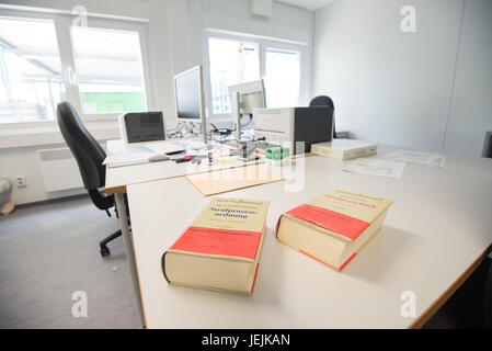 Hamburg, Deutschland. 26. Juni 2017. Bücher können in einem Raum von der G20 Vorposten des Bezirksgerichts in Hamburg, Germany, 26. Juni 2017 gesichtet werden. Der Außenposten wurde aus Containern hastig vor der G20-zentrale Gefangene Aufbewahrungsort in Hamburg-Harburg. Für 24 Stunden werden acht Richtern und drei Mitarbeiter aktiv in die Verurteilung politischer Aktivisten mit maximaler Effizienz. Foto: Daniel Bockwoldt/Dpa/Alamy Live News Stockfoto