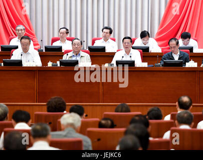 (170626)--Peking, 26. Juni 2017 (Xinhua)--Yu Zhengsheng, Vorsitzender des chinesischen Volkes politischen Beratenden Konferenz (CPPCC) National Committee, präsidiert von der 21. Sitzung des ständigen Ausschusses des 12. Nationalkomitees der PKKCV auf Angebotsseite Strukturreform Vertiefung und Förderung der gesunden und stabilen Entwicklung der Wirtschaft in Peking, Hauptstadt von China, 26. Juni 2017. Chinesischer Vize-Premier Zhang Gaoli lobte die Fortschritte bei der Angebotsseite Strukturreform und fordert weitere Anstrengungen schneiden Überkapazitäten in Schlüsselbereichen beim Umzug entlassene Mitarbeiter. (Xinhua/Yan Ya Stockfoto