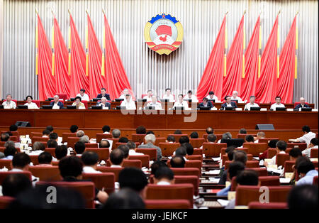(170626)--Peking, 26. Juni 2017 (Xinhua)--Yu Zhengsheng, Vorsitzender des chinesischen Volkes politischen Beratenden Konferenz (CPPCC) National Committee, präsidiert von der 21. Sitzung des ständigen Ausschusses des 12. Nationalkomitees der PKKCV auf Angebotsseite Strukturreform Vertiefung und Förderung der gesunden und stabilen Entwicklung der Wirtschaft in Peking, Hauptstadt von China, 26. Juni 2017. Chinesischer Vize-Premier Zhang Gaoli lobte die Fortschritte bei der Angebotsseite Strukturreform und fordert weitere Anstrengungen schneiden Überkapazitäten in Schlüsselbereichen beim Umzug entlassene Mitarbeiter. (Xinhua/Yan Ya Stockfoto