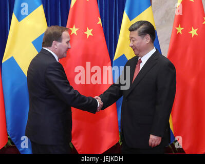 Peking, China. 26. Juni 2017. Chinesischen Staatspräsidenten Xi Jinping trifft sich mit der schwedische Ministerpräsident Stefan Lofven in Peking, Hauptstadt von China, 26. Juni 2017. Bildnachweis: Liu Weibing/Xinhua/Alamy Live-Nachrichten Stockfoto