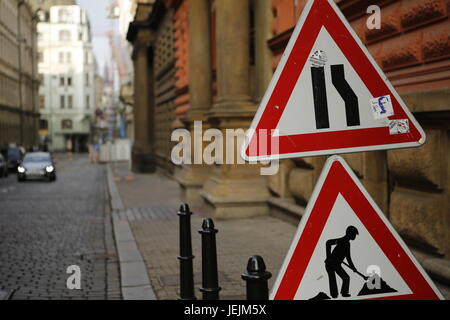 Verkehrszeichen auf der Straße - Prag, Tschechische Republik Stockfoto