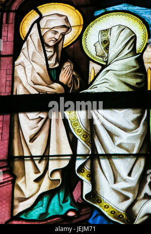 Glasfenster in der Kirche St. Gummarus in Lier, Belgien, Darstellung der Visitation Stockfoto