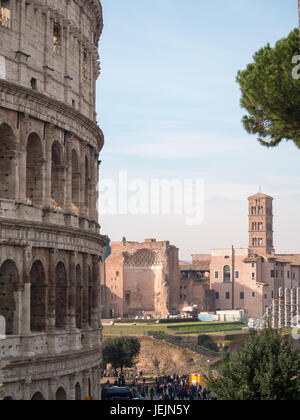 Römischen Kolosseum mit Domus Aurea im Hintergrund Stockfoto