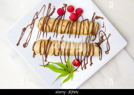 Pfannkuchen mit Erdbeeren und Schokolade auf einem weißen Teller Stockfoto