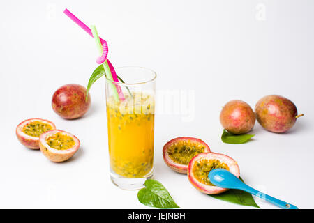 Maracujasaft mit Beeren. Gesunde Sommerdrink Stockfoto
