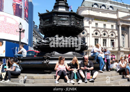 Menschenmassen am Piccadilly Circus an einem schönen Tag in London Stockfoto