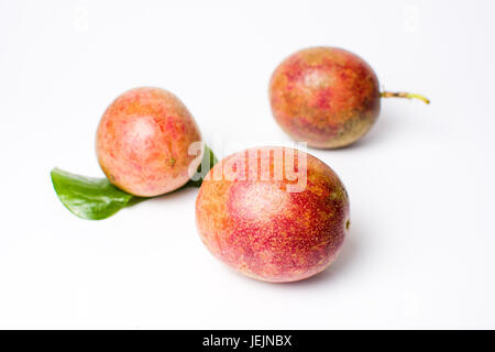 Ganze Maracuja isoliert auf weißem Hintergrund Stockfoto