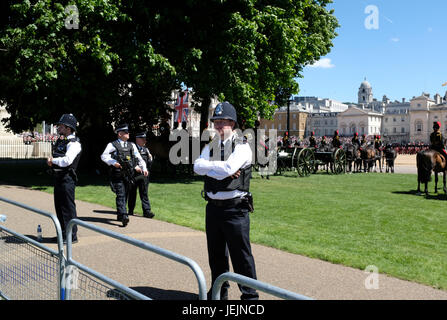 Londoner Polizei stehende Uhr während der Trooping die Farbe Zeremonie Stockfoto