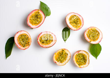 Offenen Passionsfrucht isoliert auf weißem Hintergrund Stockfoto
