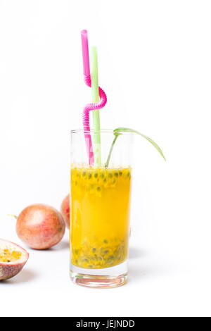 Maracujasaft mit Beeren. Gesunde Sommerdrink Stockfoto