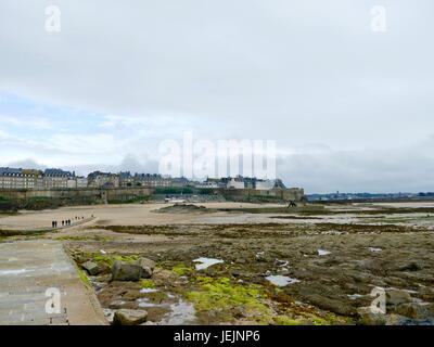 Blick zurück in Richtung der ummauerten Stadt von Le Grand Bé bei Ebbe, Saint-Malo, Frankreich. Stockfoto