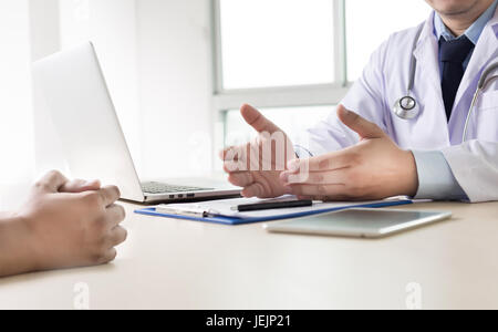 Arzt nehmen Patienten diskutieren etwas im Krankenhaus am Computer im Büro Nahaufnahme Ärzte Stockfoto
