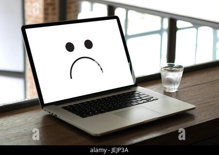 Depressive Gefühle Konzept, Smiley Gesicht Emoticon gedruckt. Stockfoto