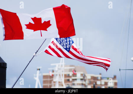 Flagge von Kanada kanadische und amerikanische USA weht im wind Stockfoto