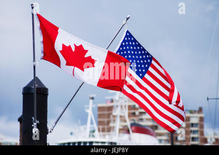 Flagge von Kanada kanadische und amerikanische USA weht im wind Stockfoto