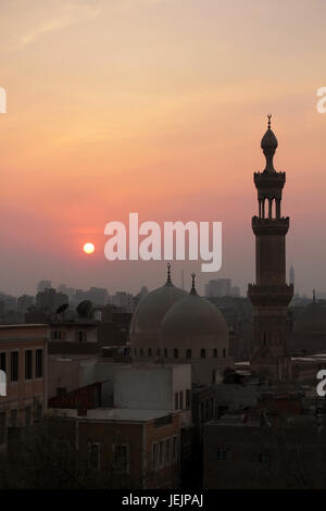 Der Blick auf Kairo bei Sonnenuntergang von Al-Azhar-Park. Stockfoto