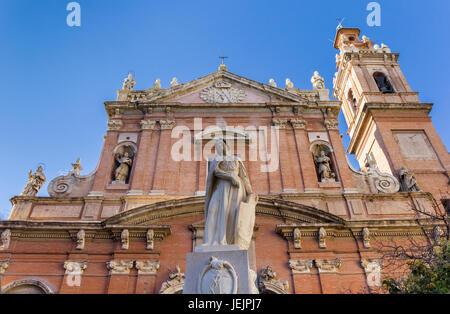 Statue vor der Kirche von Santo Tomas in Valencia, Spanien Stockfoto