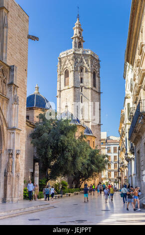 Turm und blau gekachelte Kuppeln der historischen Kathedrale im Stadtzentrum von Valencia Stockfoto