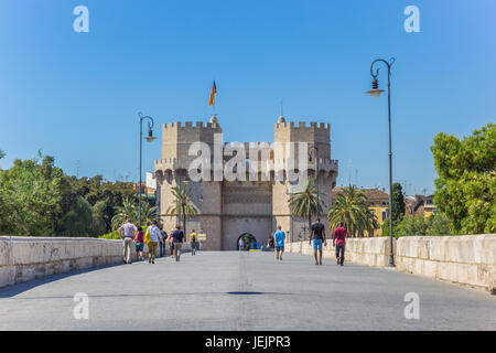 Menschen zu Fuß die Serranos Brücke gegenüber dem historischen Stadttor in Valencia, Spanien Stockfoto