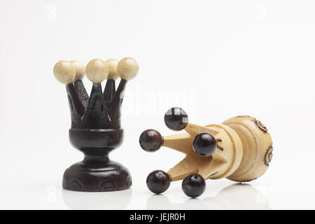 Zwei hölzerne Schachfiguren allein Stockfoto