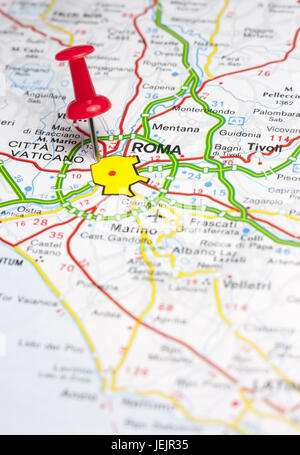 Rom, fixiert auf einer Karte von Europa Stockfoto